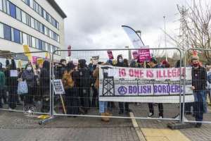Yorkshirerose_counterprotest_standuptoracism_rotherham_010