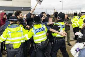 Yorkshirerose_counterprotest_standuptoracism_rotherham_015