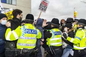 Yorkshirerose_counterprotest_standuptoracism_rotherham_016