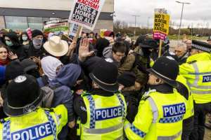 Yorkshirerose_counterprotest_standuptoracism_rotherham_017