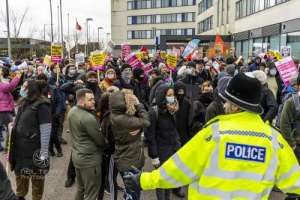 Yorkshirerose_counterprotest_standuptoracism_rotherham_020