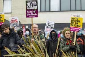 Yorkshirerose_counterprotest_standuptoracism_rotherham_032